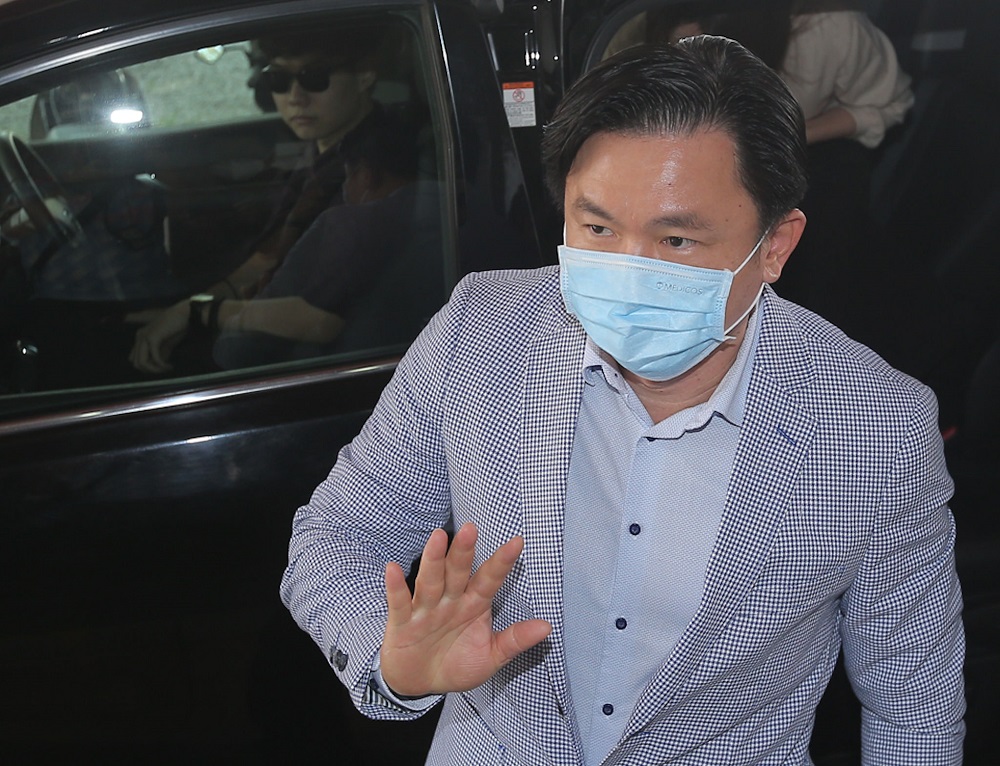 Tronoh Assemblyman Paul Yong arrives at Ipoh High Court November 16, 2021. u00e2u20acu201d Picture by Farhan Najib 