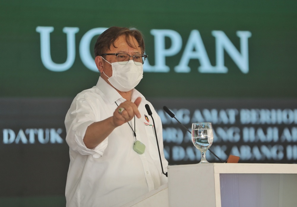 Chief Minister Datuk Patinggi Abang Johari Tun Openg speaking at the launching of the Batu Kawah Riverbank Park on Nov 8. u00e2u20acu201d Borneo Post Online pic