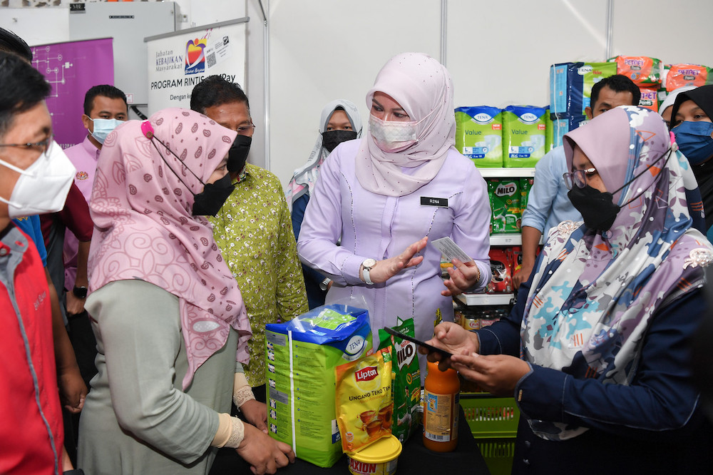 Minister of Women, Family and Community Datuk Seri Rina Mohd Harun at the at u00e2u20acu02dcCashless 2.0u00e2u20acu2122 launch in Taman Sinar Harapan, Terengganu November 22, 2021. u00e2u20acu201d Bernama pic