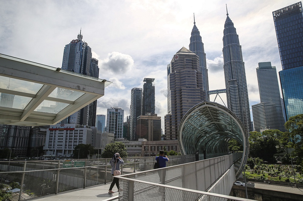 People wear protective masks as they take photographs at the Saloma Link bridge in Kuala Lumpur November 29, 2021. u00e2u20acu201d Picture by Yusof Mat Isa