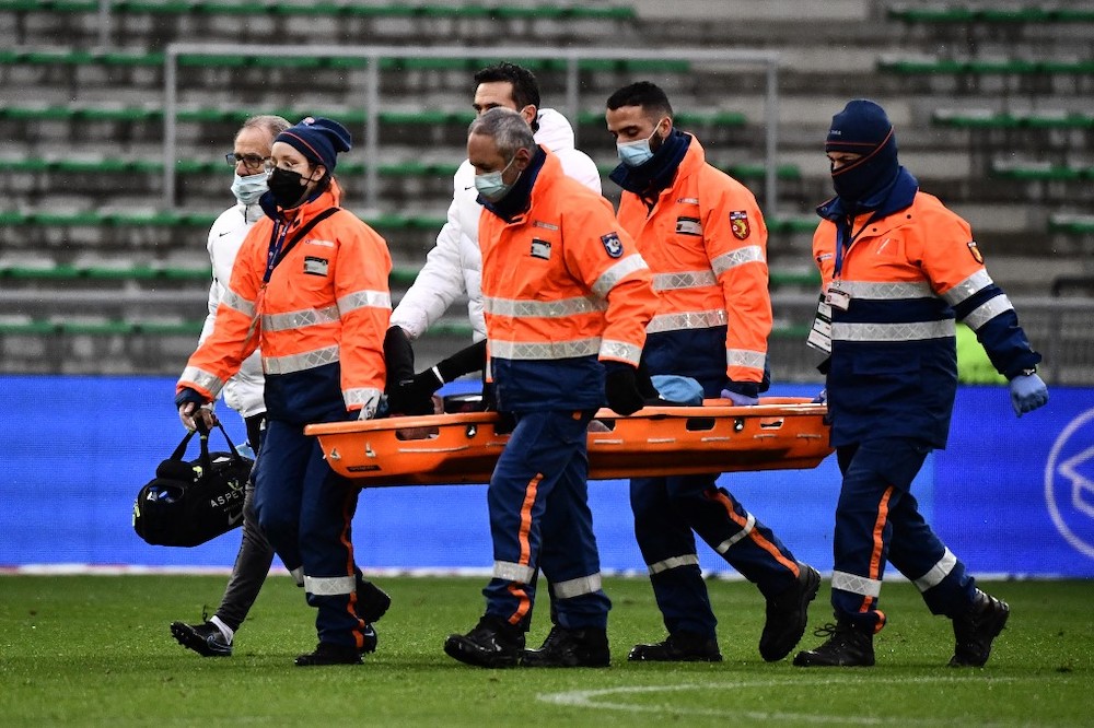 Paris Saint-Germain's Brazilian forward Neymar is evacuated during the French L1 football match between AS Saint-Etienne and Paris Saint Fermain (PSG), at the Geoffroy-Guichard stadium in Saint-Etienne, central France, on November 28, 2021. u00e2u20acu201d AFP picnn