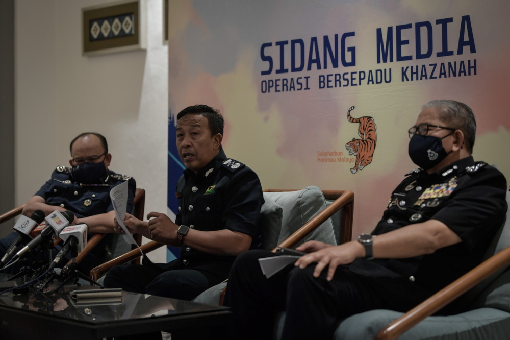 Department of Wildlife and National Parks (Perlihitan) director-general Datuk Abdul Kadir Abu Hashim (centre) at a press conference after the Khazanah Integrated Operations meeting in George Town, November 30, 2021. u00e2u20acu201d Bernama pic