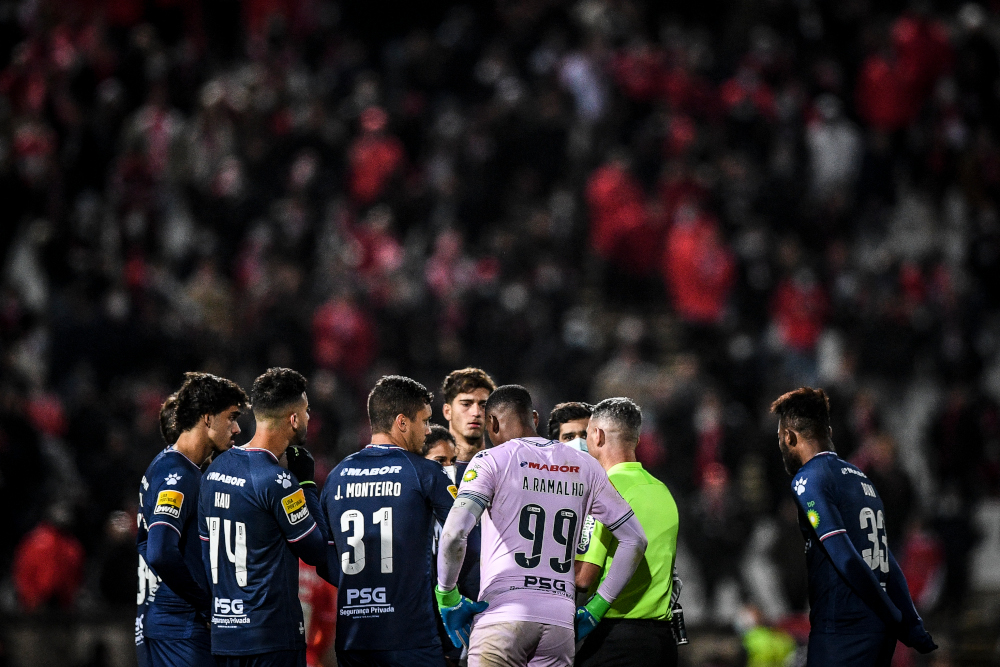 Belenenses SAD players talk with the referee before the Portuguese league football match between Belenenses SAD and SL Benfica at the Jamor stadium in Oeiras, outskirts of Lisbon, November 27, 2021. u00e2u20acu201d AFP pic
