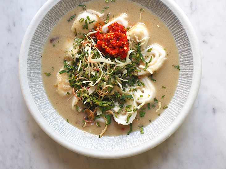 Enjoy their 'laksam' with soft rolls, a thick coconut fish broth, 'ulam' and a seriously spicy 'sambal'