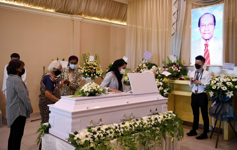 Family members pay their last respects to Former Bukit Aman Management Department director Tan Sri JJ Raj Jr at the Nirwana Memorial Park in Shah Alam November 8, 2021. u00e2u20acu201d Bernama pic