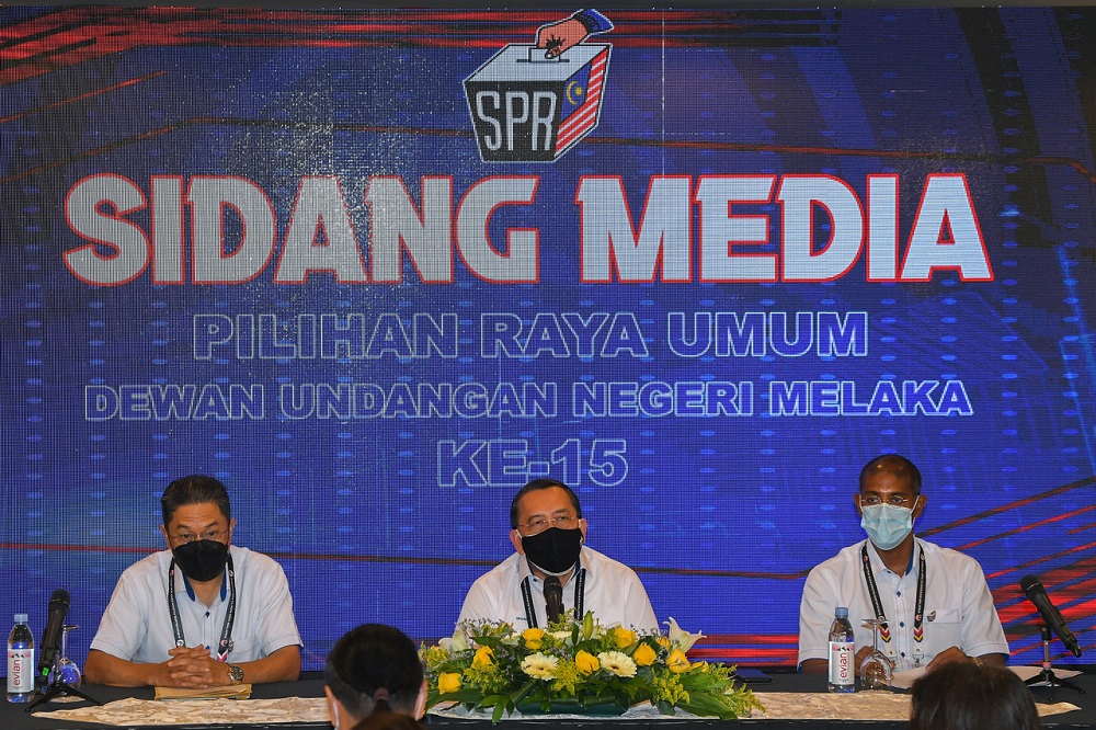 Election Commission chairman Datuk Abdul Ghani Salleh (centre) at a press conference at Menara Persekutuan in Melaka November 8, 2021. u00e2u20acu201d Bernama pic