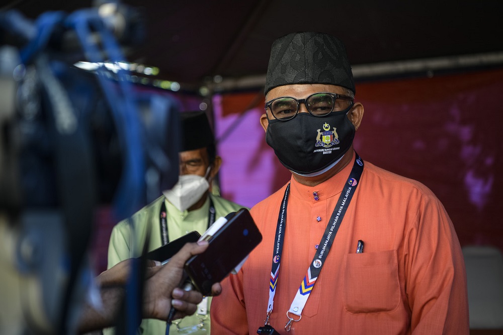 Pakatan Harapan’s Asahan candidate, Datuk Seri Idris Haron, speaks to the media at the nomination centre at the Selandar Community College in Jasin November 8, 2021. — Bernama pic