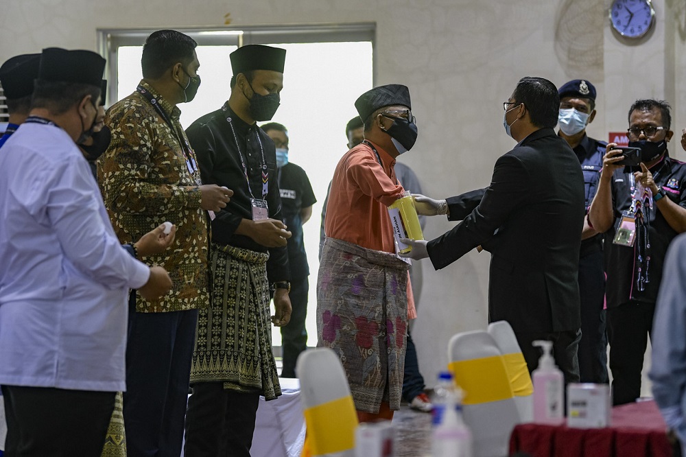 Pakatan Harapanu00e2u20acu2122s Asahan candidate Datuk Seri Idris Haron (centre) at the nomination centre at the Selandar Community College in Jasin November 8, 2021. u00e2u20acu201d Bernama picnn