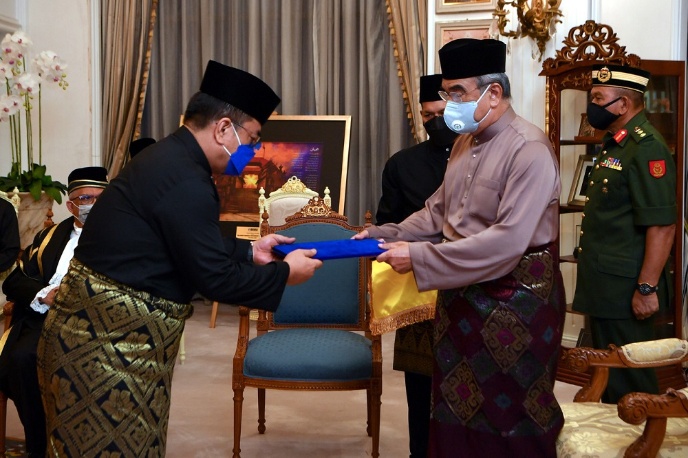 Datuk Seri Sulaiman Md Ali (left) and Yang Dipertua Negeri Melaka Tun Mohd Ali Rustam during the swearing-in ceremony in Ayer Keroh November 21, 2021. u00e2u20acu201d Bernama pic