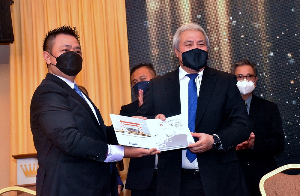 Deputy Chief Minister Datuk Amar Awang Tengah Ali Hassan (second from right) receives a copy of the book titled u00e2u20acu02dcSarawak Maritime Industries: A Catalyst for Economic Growthu00e2u20acu2122 during its launch in Sibu November 21, 2021. u00e2u20acu201d Bernama pic