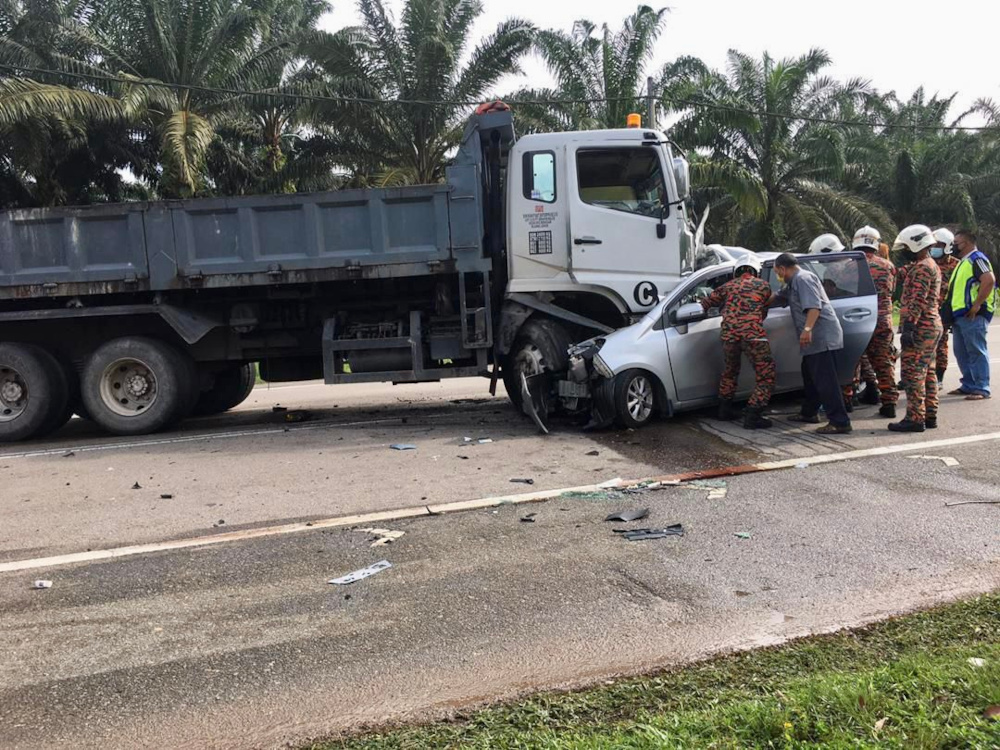 Firemen attend the scene of the accident along Jalan Johor in Kampung Pinggir near Kluang November 2, 2021. u00e2u20acu201d Picture courtesy of the Johor Fire and Rescue Department