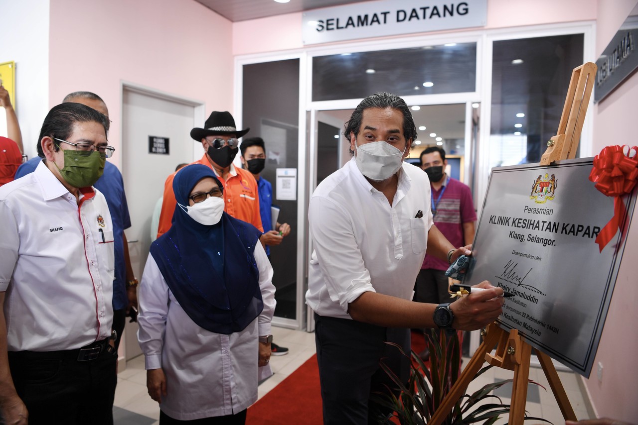 Health Minister Khairy Jamaluddin (right) signing the inaugural plaque during the Kapar Health Clinic Project Inauguration Ceremony November 27, 2021. u00e2u20acu201d Bernama pic