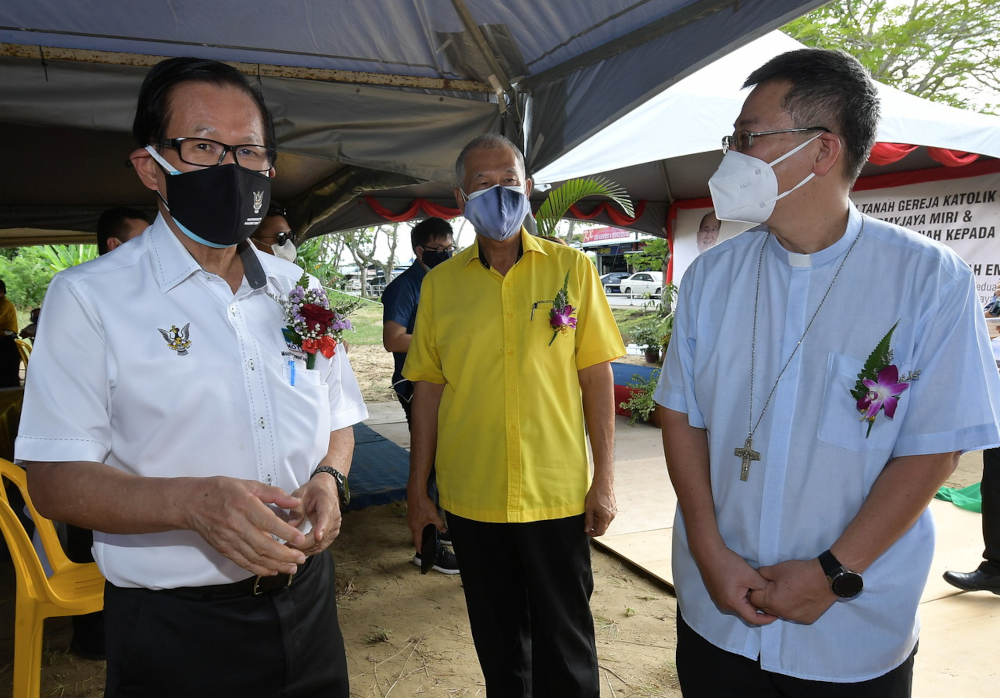 Sarawak Transport Minister Datuk Seri Lee Kim Shin (left) at the groundbreaking ceremony of the Holy Spirit Church in Bandar Baru Permyjaya. With him is Datuk Sebastian Ting (centre) and Miri bishop Richard Ng, November 5, 2021. u00e2u20acu201d Bernama pic 
