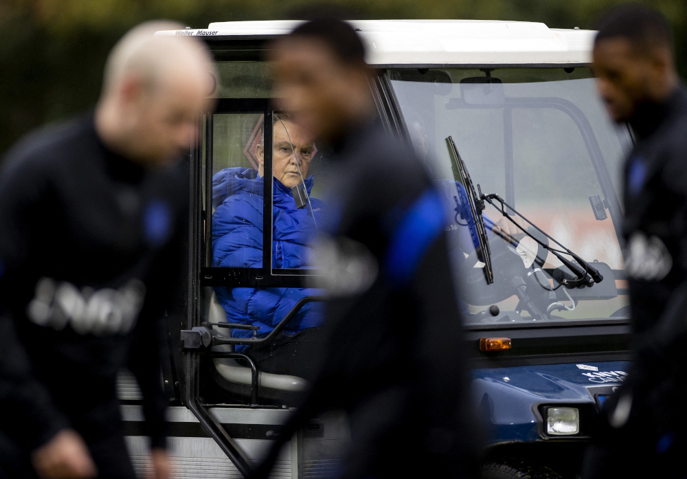 Netherlandsu00e2u20acu2122 national coach Louis van Gaal attends his teamu00e2u20acu2122s training session from a golf cart November 15, 2021 in Zeist, as part of the teamu00e2u20acu2122s preparation for the World Cup qualifying match against Norway. u00e2u20acu201d AFP picnn