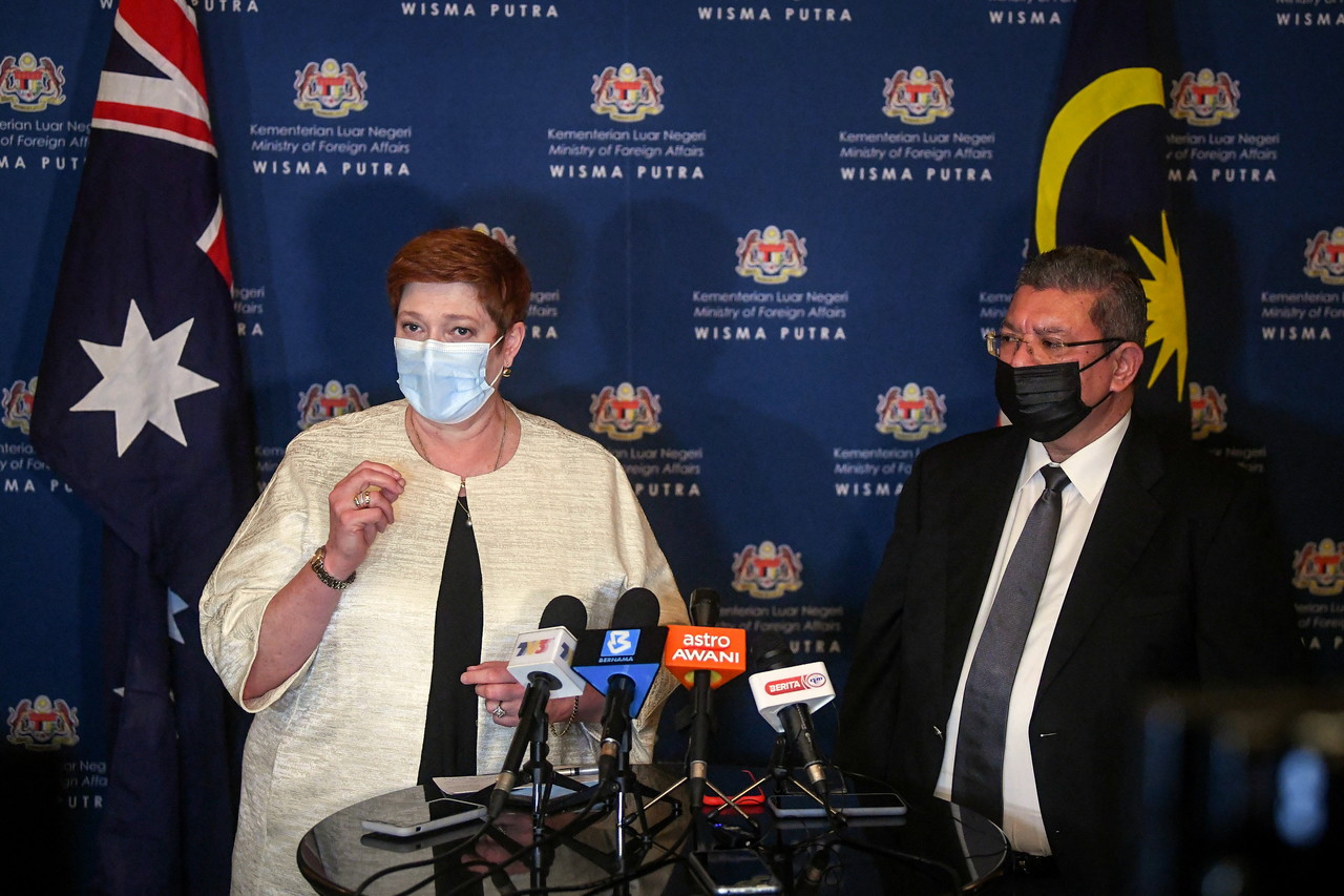 Foreign Minister Datuk Saifuddin Abdullah with Australian Foreign Minister Senator Marise Payne (left) at a press conference during the Australian Foreign Ministeru00e2u20acu2122s working visit to Malaysia in Kuala Lumpur, November 6, 2021. u00e2u20acu201d Bernama pic