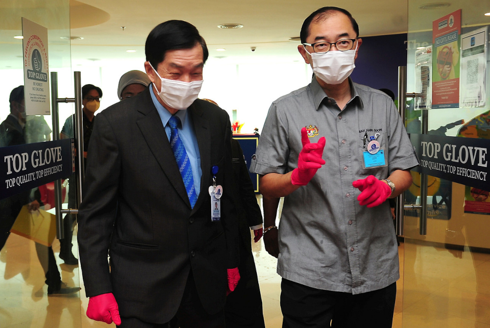 Deputy Education Minister Datuk Dr Mah Hang Soon with Top Glove managing director Datuk Lee Kim Meow (left) at the MoU signing ceremony at Top Glove Tower in Shah Alam, November 18, 2021. u00e2u20acu201d Bernama pic 