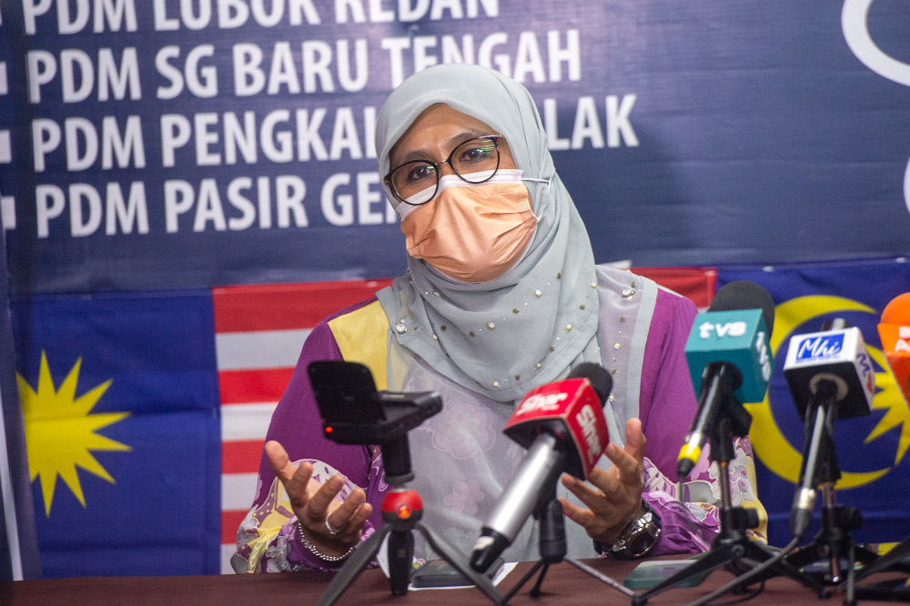 Perikatan Nasionalu00e2u20acu2122s Melaka chief minister candidate Datuk Mas Ermieyati Samsudin is pictured at Perikatan Nasionalu00e2u20acu2122s Tanjung Bidara operations room, November 18, 2021. u00e2u20acu201d Picture by Shafwan Zaidon