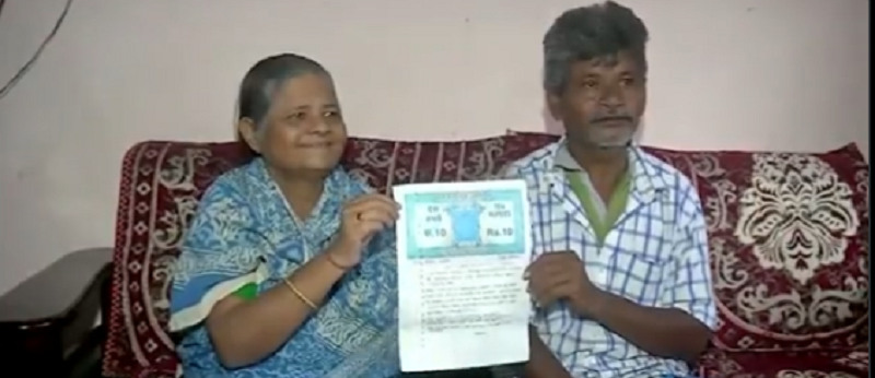 Minati Patnaik (left) has donated all of her properties worth 10 million Rupees (RM560,589) to the family's rickshaw puller, Budha Samal (right), in Odisha, India. u00e2u20acu2022 Screenshot via Twitter/mumbaitak