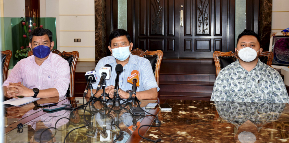 Tangga Batu Umno Division chief Datuk Seri Mohamad Ali Mohamad (centre) at a press conference in Melaka, November 1, 2021. u00e2u20acu201d Bernama pic