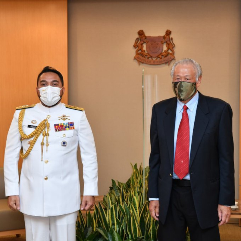 Malaysian navy chief Admiral Tan Sri Mohd Reza Mohd Sany with Singaporeu00e2u20acu2122s Minister for Defence Ng Eng Hen in Singapore, November 22, 2021. u00e2u20acu201d Picture from Twitter/mindefsgnn