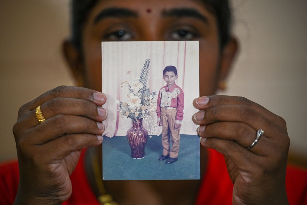 Sarmila Dharmalingam, elder sister of Nagaenthran, displays a portrait of her brother during an interview with AFP at her home in Tanjung Rambutan November 14, 2021. u00e2u20acu201d AFP picnn