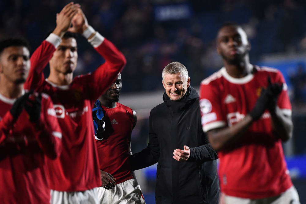 Manchester United coach Ole Gunnar Solskjaer smiles next to his players at the end of the Uefa Champions League group F match between Atalanta and Manchester United at the Azzurri du00e2u20acu2122Italia stadium, in Bergamo, November 2, 2021. u00e2u20acu201d AFP pic 