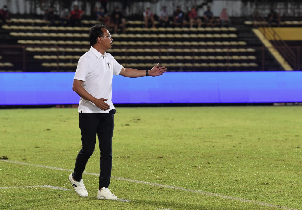 Sabah FC coach Datuk Ong Kim Swee instructs his players during the Malaysia Cup match against JDT at Likas Stadium, October 29, 2021. u00e2u20acu201d Bernama pic  