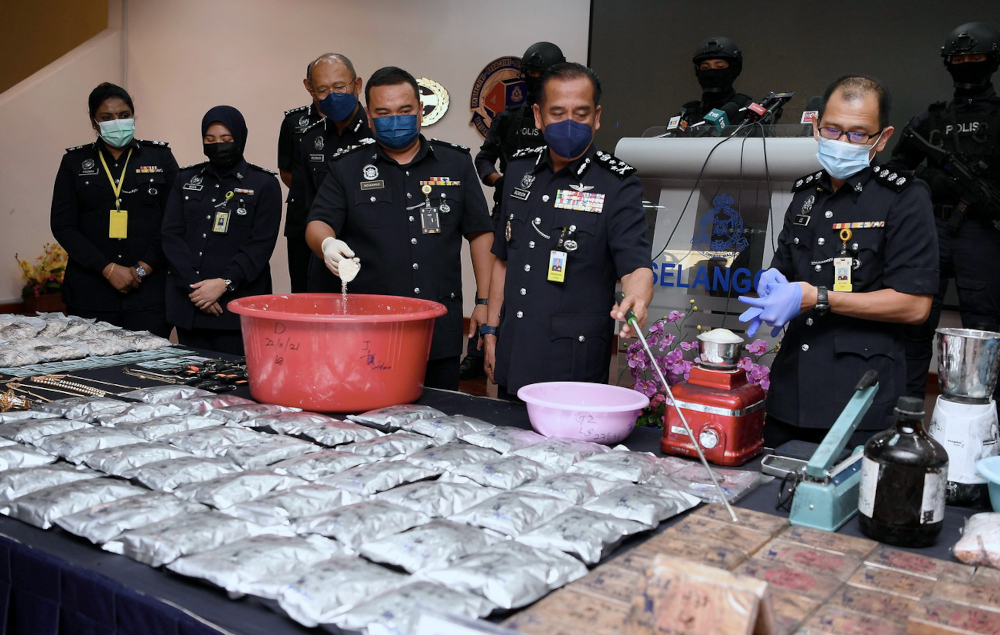 Bukit Aman Narcotics Criminal Investigation Department director Datuk Razarudin Husain (2nd right) with the seized drugs at the Selangor contingent police headquarters in Shah Alam, November 29, 2021. u00e2u20acu201d Bernama pic 