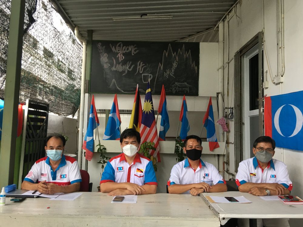 nRoland (second left) in a photo-call taken at the press conference. With him are (from left) Philip, Elias and Boyce. u00e2u20acu201d Picture via Borneo Postn