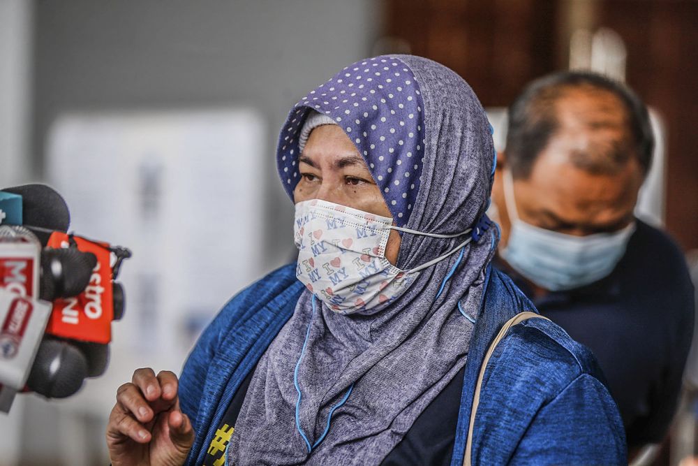 Hawa Osman, mother of marine cadet officer Zulfarhan Osman Zulkarnain, speaks to reporters at the Kuala Lumpur High Court November 2, 2021. u00e2u20acu201d Picture by Hari Anggara