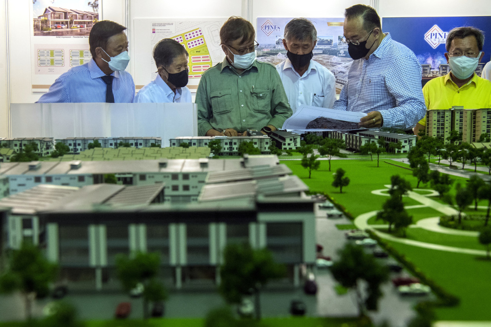 Sarawak Chief Minister Tan Sri Abang Johari Openg listening to an explanation about the Sri Pertiwi affordable housing programme during at MJC Batu Kawa, November 23, 2021. u00e2u20acu201d Bernama pic 
