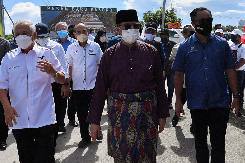 Sarawak Chief Minister Tan Sri Abang Johari Openg visits the Pekan Baru Klabong development site, November 26, 2021. u00e2u20acu201d Bernama pic 