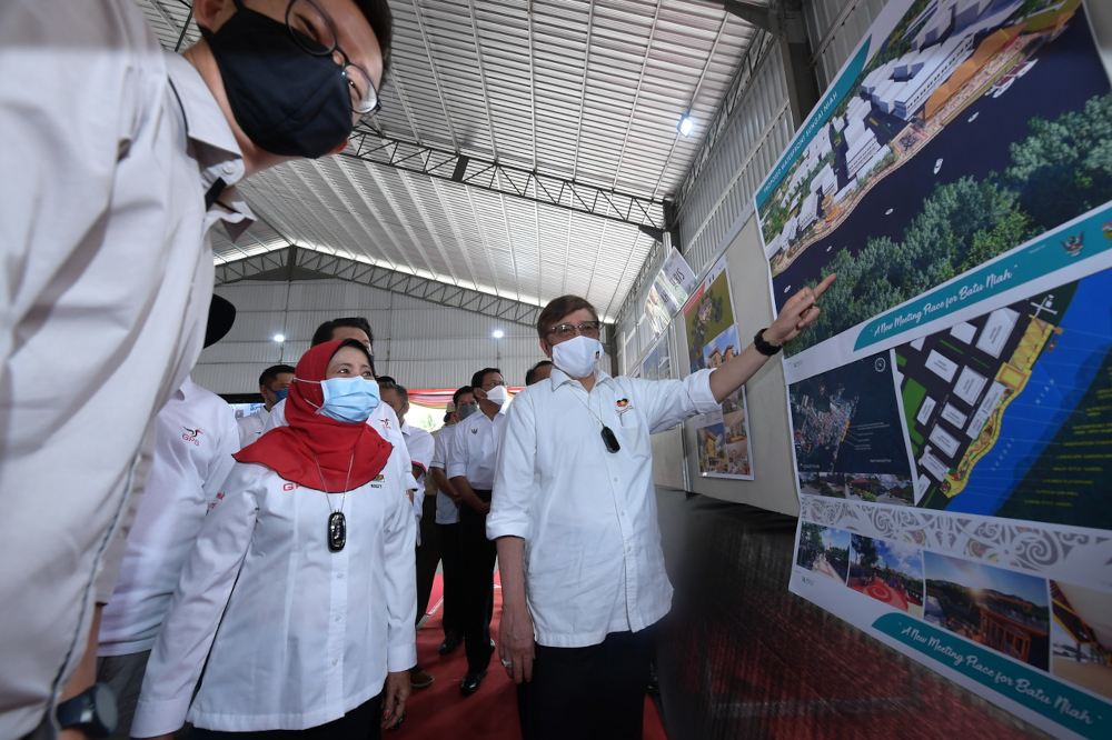 Sarawak Chief Minister Tan Sri Abang Johari Openg at the Niah Waterfront Phase Two project in Subis, November 29, 2021. u00e2u20acu201d Bernama pic 