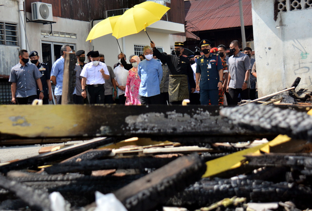 The Yang di-Pertuan Agong and Raja Permaisuri Agong during a visit to the site of the fire in Kampung Baru Karak in Pahang, November 5, 2021. u00e2u20acu201d Bernama pic 