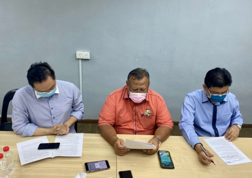 Johor Pakatan Harapan chief Aminolhuda Hassan (centre) said the boundary redrawing exercise is important with an increase in younger voters. u00e2u20acu201d Picture by Ben Tan