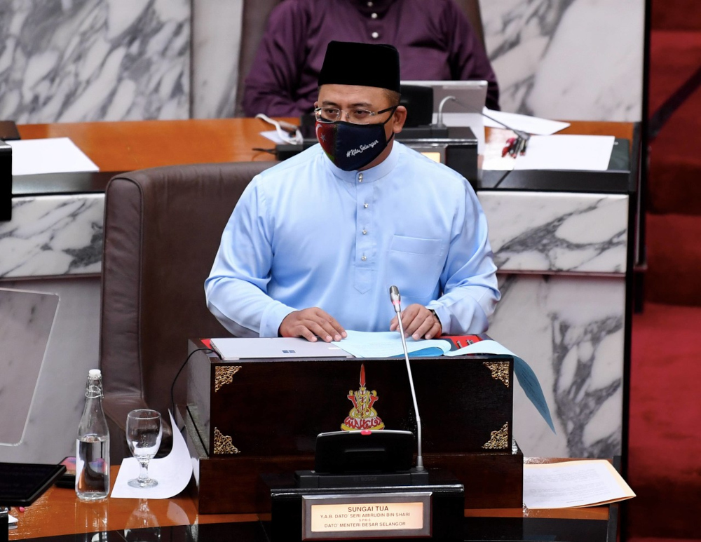 Selangor Mentri Besar Datuk Seri Amirudin Shari tables the Selangor budget for 2022 at Bangunan Dewan Negeri Selangor, Shah Alam, November 26, 2021. u00e2u20acu201d Bernama pic 