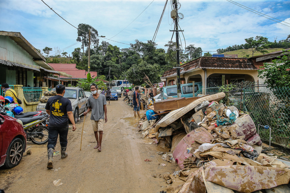 Several areas around Ampang Jaya such as Lembah Jaya Utara, Kampung Melayu Ampang, Kuala Ampang and Jalan Kolam Air were hit by flash floods following heavy rain yesterday evening. — Picture by Yusof Mat Isa