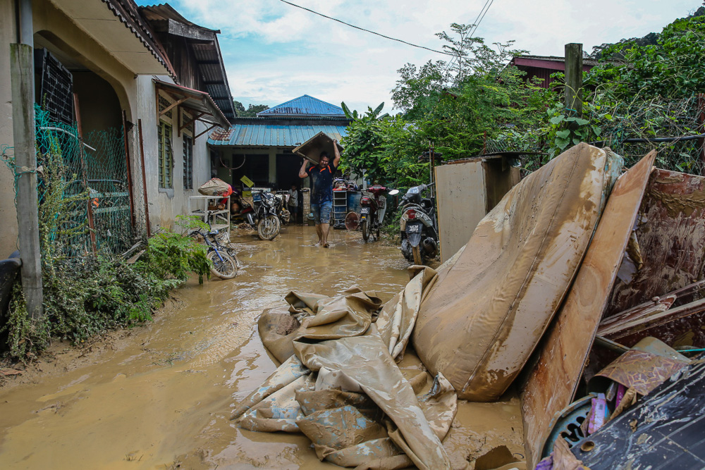 A total of 801 individuals from 162 families were reported to have been evacuated to the MPAJ Hall since last night. — Picture by Yusof Mat Isa