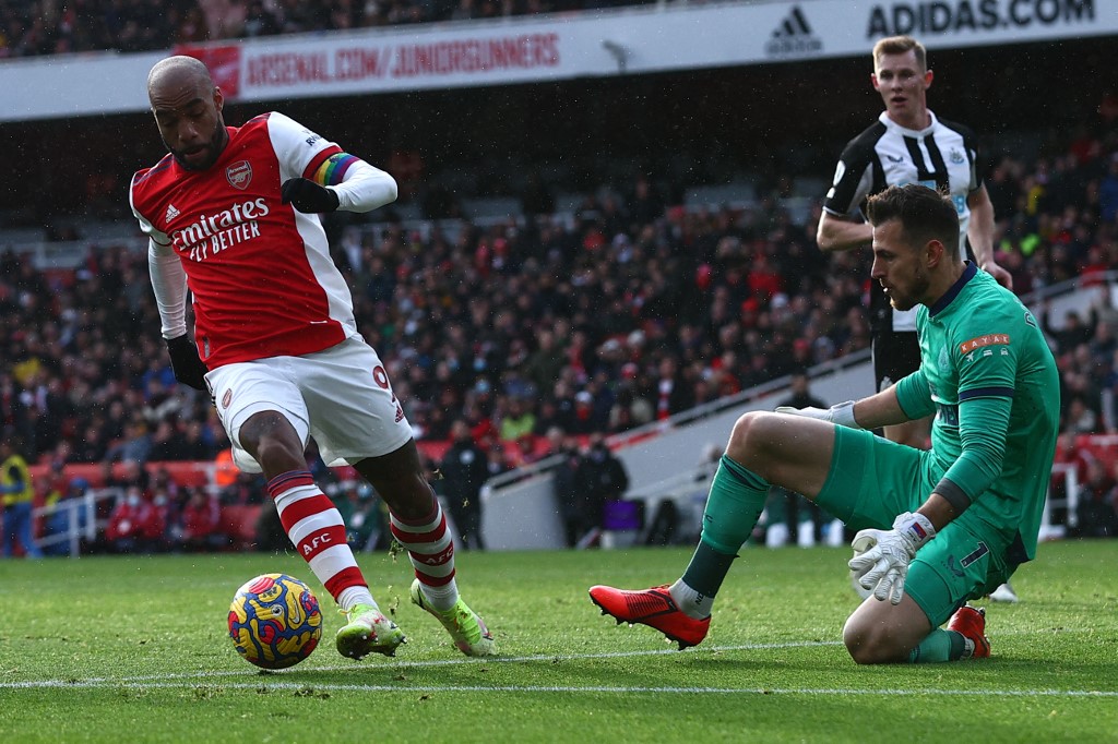 Arsenalu00e2u20acu2122s striker Alexandre Lacazette (left) vies with Newcastle Unitedu00e2u20acu2122s goalkeeper Martin Dubravka during the Premier League match between Arsenal and Newcastle United at the Emirates Stadium in London, November 27, 2021. u00e2u20acu201d AFP pic