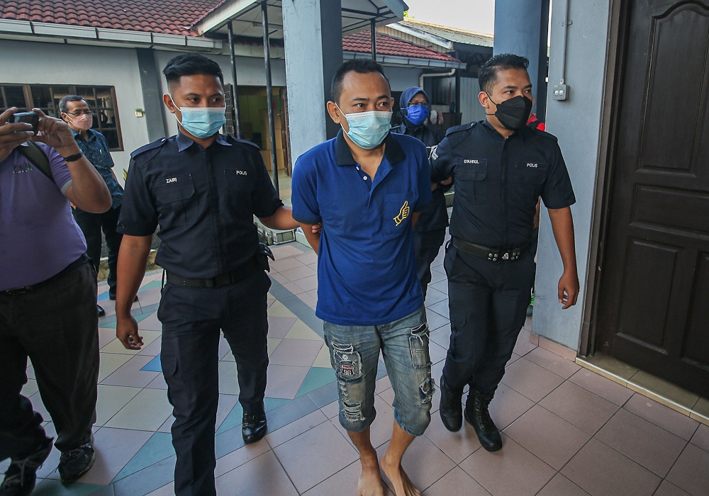 Aw Kim Wah (centre) was charged murdering his 73-year-old aunt in Menglembu November 23, 2021. u00e2u20acu2022 Picture by Farhan Najib