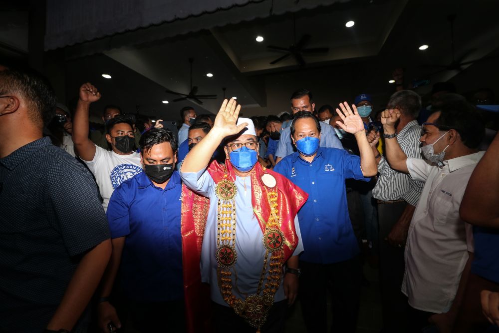 Datuk Seri Sulaiman Md Ali waves at reporters as he leaves Dewan Seri Chendana in Ayer Keroh November 20, 2021. u00e2u20acu2022 Picture by Ahmad Zamzahuri