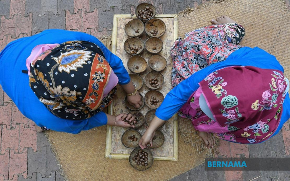 Two women are seen playing u00e2u20acu02dccongkaku00e2u20acu2122. u00e2u20acu201d Picture via Twitter/Benama