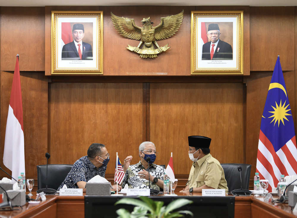 Prime Minister Datuk Seri Ismail Sabri Yaakob (centre) discussing with Indonesian Defence Minister Prabowo Subianto (right) and Senior Defence Minister Datuk Seri Hishammuddin Hussein during a visit to PT Pindad November 11, 2021. u00e2u20acu201d Bernama pic