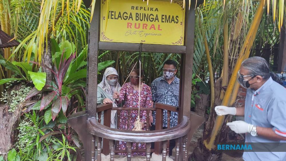 The Persatuan Pelukis Negeri Perlis created history by building a replica of u00e2u20acu02dcTelaga Bunga Emasu00e2u20acu2122, which is symbolic of the existence of Kampung Bunga Emas in Simpang Empat. u00e2u20acu201d Picture via Twitter/Bernama