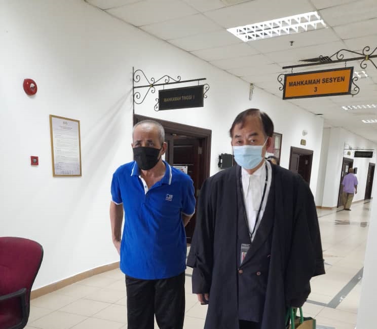 The accused (left) seen with Lim at the lobby of the courthouse. u00e2u20acu2022 Borneo Post pic
