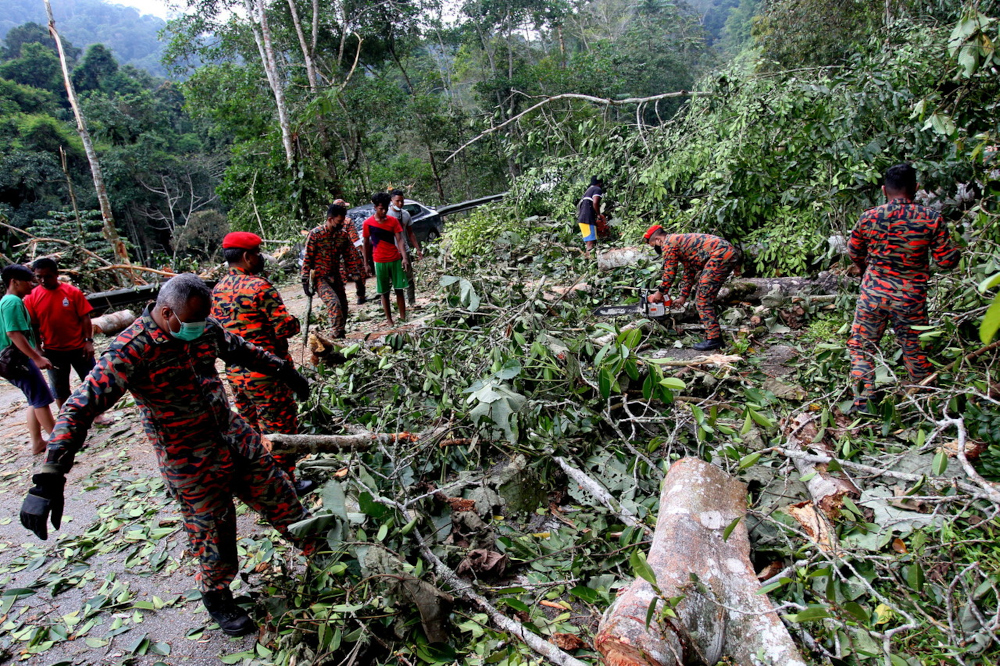 Pahang Fire and Rescue Department personnel and villagers carry out clean-up work at Jalan Simpang Pulai-Blue Valley in Cameron Highlands, November 23, 2021. u00e2u20acu201d Bernama pic 