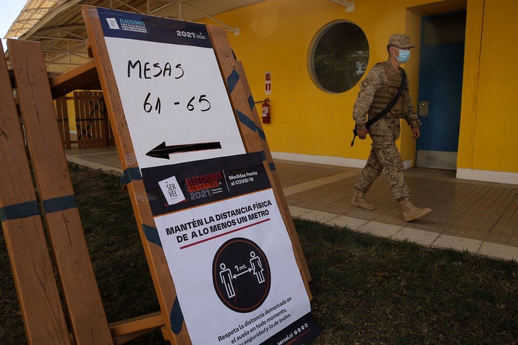 A soldier stands guard at a polling station in the Gualberto Kong Fernandez Basic School in Vallenar, Chile, November 20, 2021, on the eve of Chile's general elections. u00e2u20acu201d AFP pic