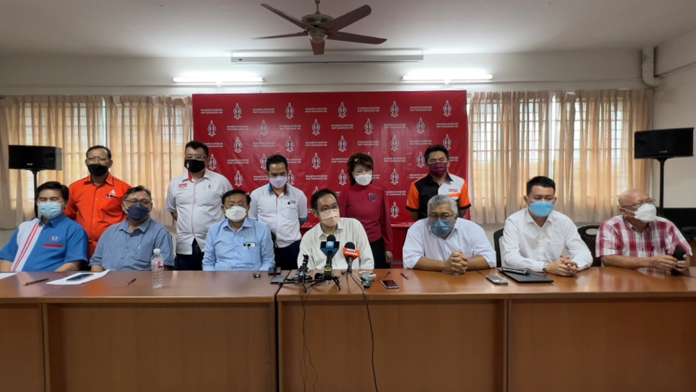 Chong Chieng Jen (seated centre) speaking at the media conference held at the DAP headquarters, November 25, 2011. u00e2u20acu201d Borneo Post Online picnn