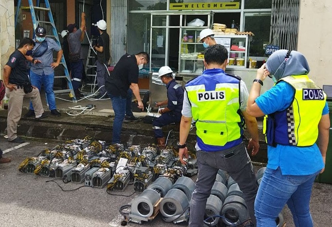 Cryptocurrency mining servers and other items seized by the police. u00e2u20acu201d Picture via Borneo Post