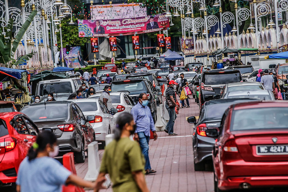 The Indian community making final preparations in conjunction with Deepavali celebrations tomorrow at Little India in Brickfields, November 3, 2021. u00e2u20acu201d Picture by Hari Anggara